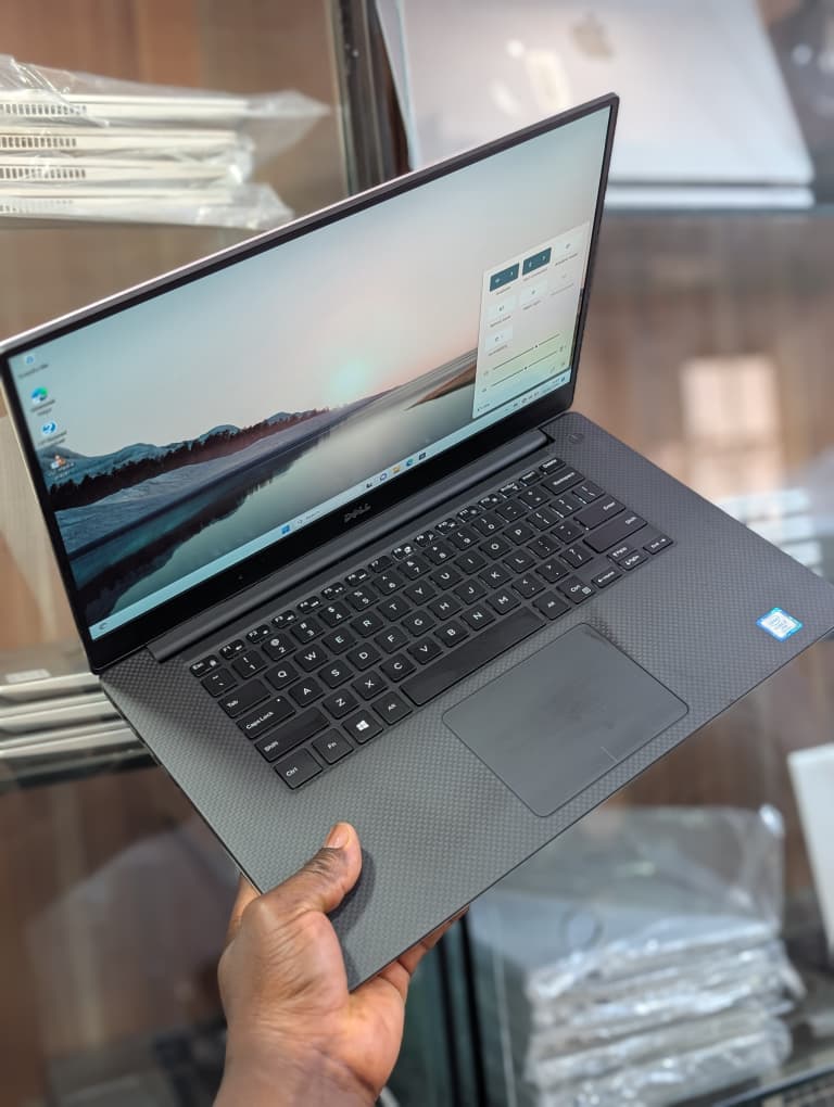 Dell Precision 5520 Mobile Workstation – Intel Core i7 | 16GB RAM | 512GB SSD | 4GB NVIDIA Quadro Graphics